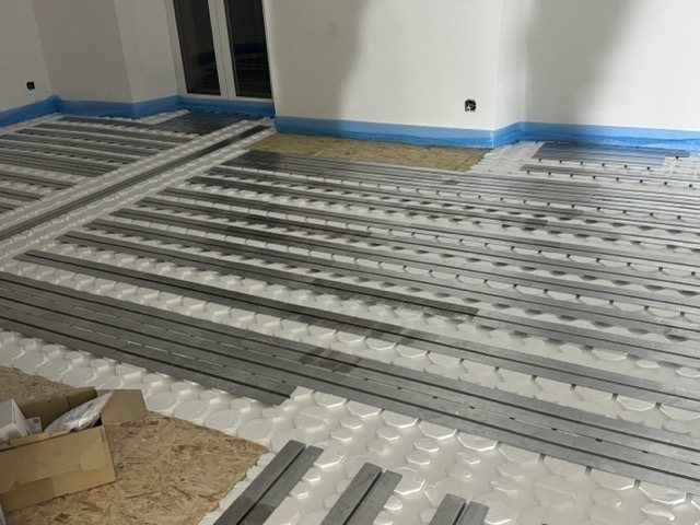 Vorbereiteter Bodenaufbau mit Heizleitungen