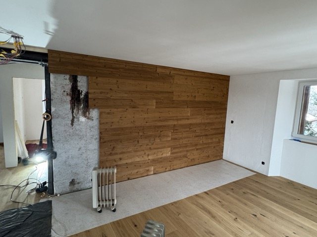 Holzverkleidung im Wohnbereich während der Ausführung