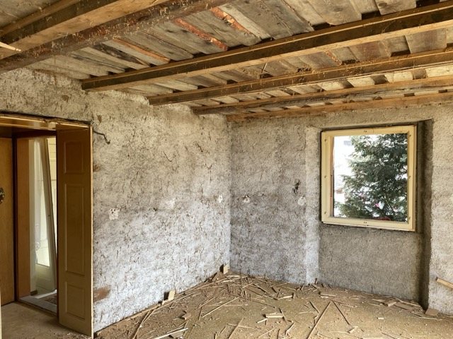 Freigelegter Raum mit alten Wänden und Decke