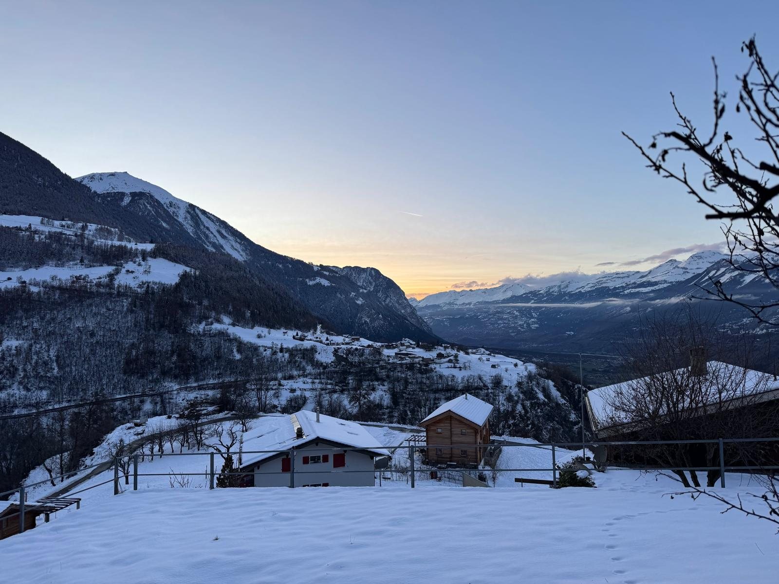 Winterliche Aussicht auf Berge und verschneite Umgebung